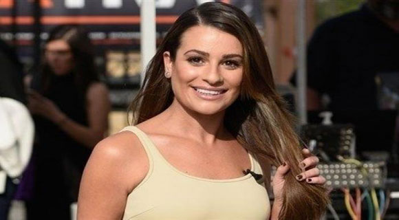الممثلة الأمريكية ليا ميشيل تعلن خطوبتها من صديقها زاندي رايش