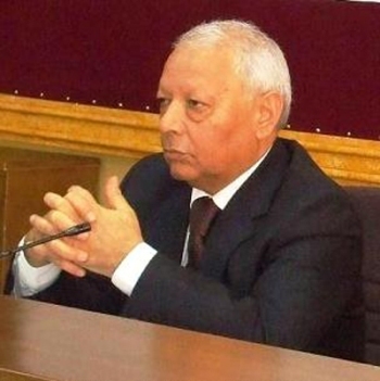 نائب كويتي يقاضي القلاب بعد مقال عمائم تحتها شياطين