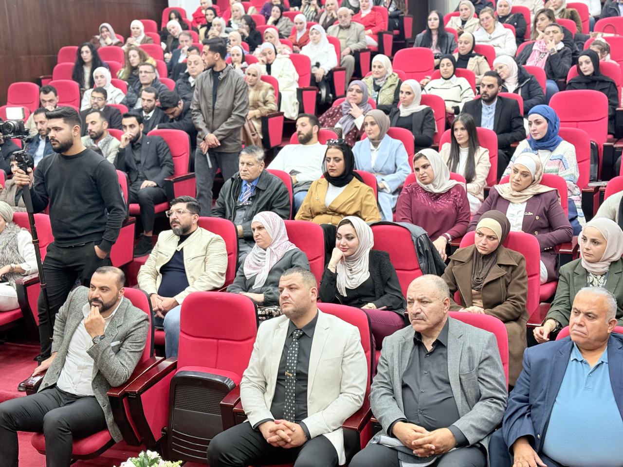 د. أبو عمارة يشهر كتاب ( عندما يتكلم الجمال )