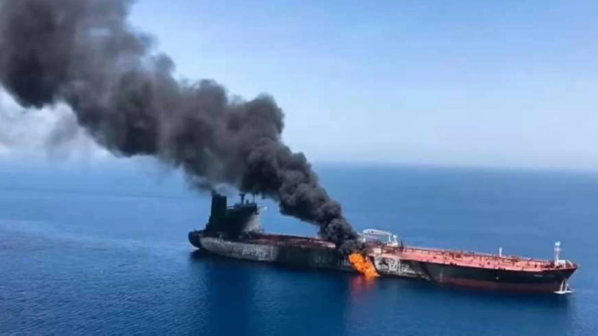 كوريا الجنوبية: سنحقق في حريق سفينة بمضيق هرمز بعد سحبها لميناء قريب